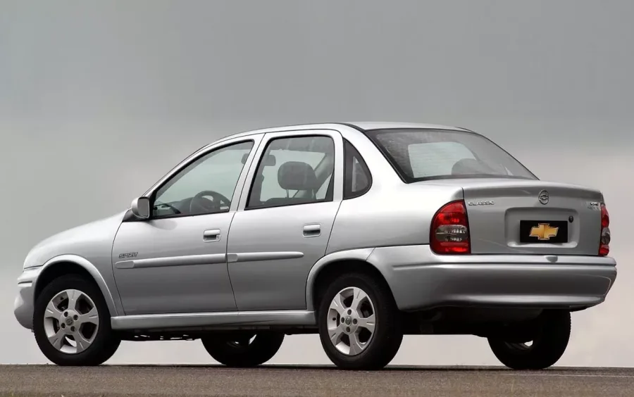 Antes de comprar um Chevrolet Classic 2007 usado, é essencial verificar o histórico de manutenção, garantindo que as trocas de óleo e revisões foram feitas regularmente pelo proprietário anterior.