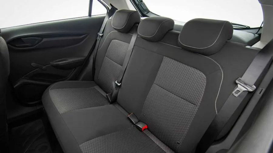 Segurança com freios ABS, airbags frontais e ISOFIX. Conforto com ar-condicionado, direção assistida e vidros elétricos dianteiros. Conta-giros incluso.