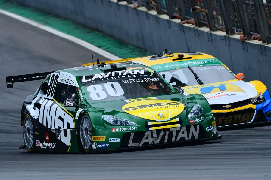 Embate entre Peugeot e Chevrolet: uma das marcas da década de 2010 (Fernanda Freixosa/Stock Car)