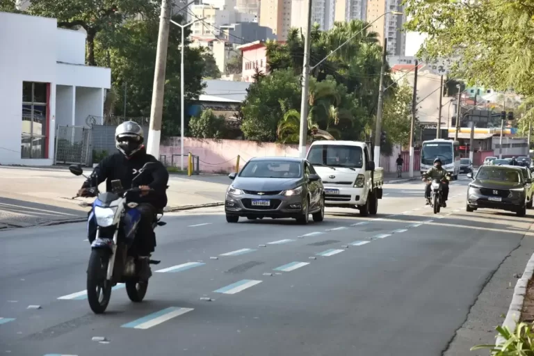 Faixa azul para motos: iniciativa de São Paulo começa a ser testada em outras cidades brasileiras