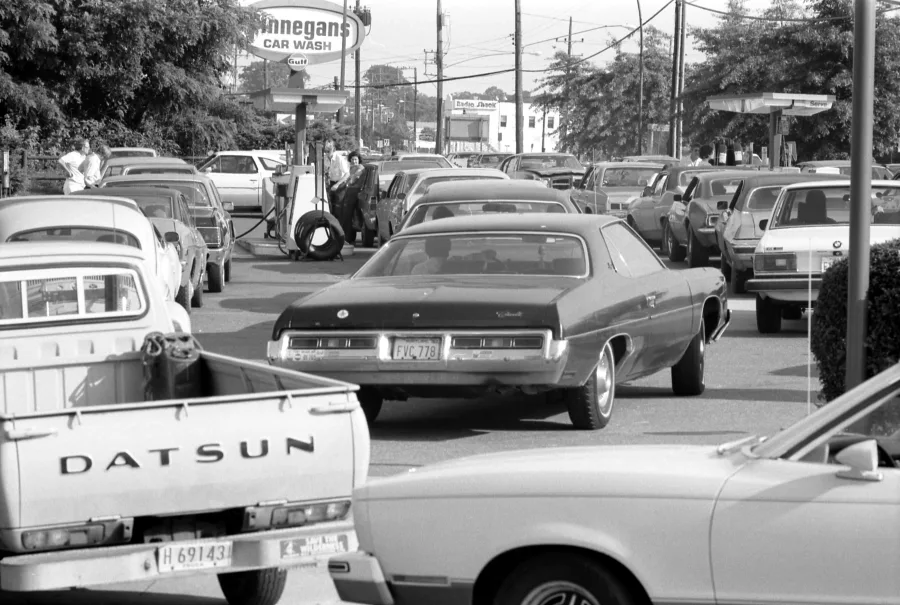 Fila de carros em um posto de combustível em Maryland, Estados Unidos, 15 de junho de 1979.