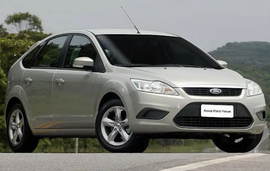 Ford Focus GLX 2.0 2011, com motor 2.0 Duratec automático, é confiável e resistente, ideal para quem deseja um veículo espaçoso para uso prolongado.