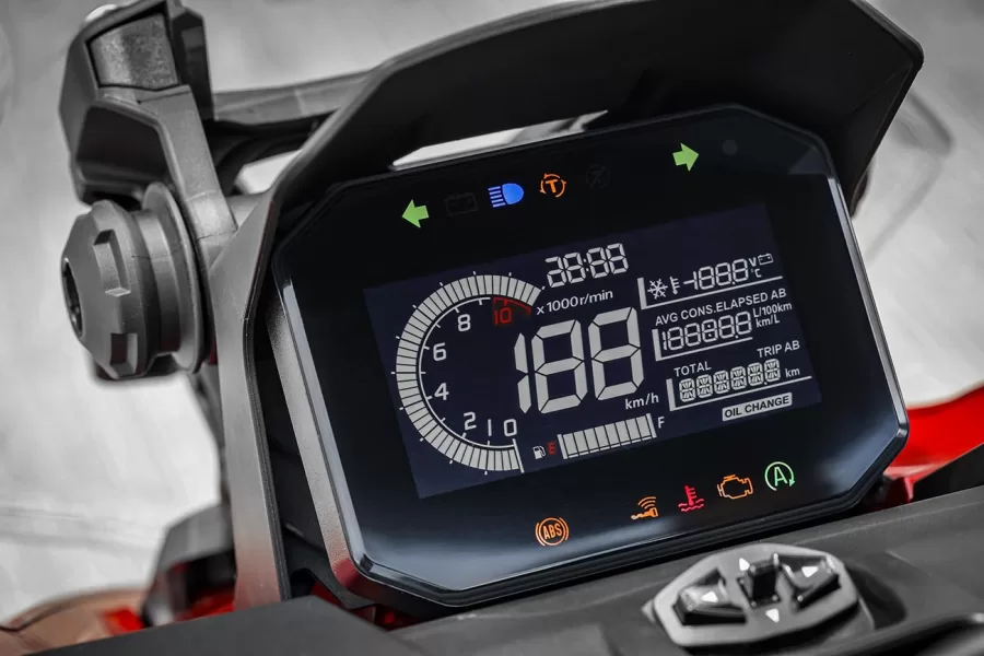 A Honda ADV 160 2025 conta com painel LCD moderno, indicador de consumo, hodômetro, conectividade prática e porta-luvas com USB para carregar seu celular em qualquer trajeto.