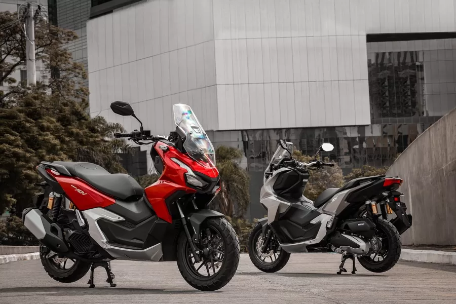 O modelo traz controle de tração HSTC e freios ABS na roda dianteira, garantindo segurança adicional. Essas inovações ampliam a confiabilidade da scooter em diferentes condições.