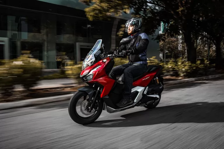 Honda ADV 160 2025: A scooter aventureira que quer ser perfeita para você na cidade