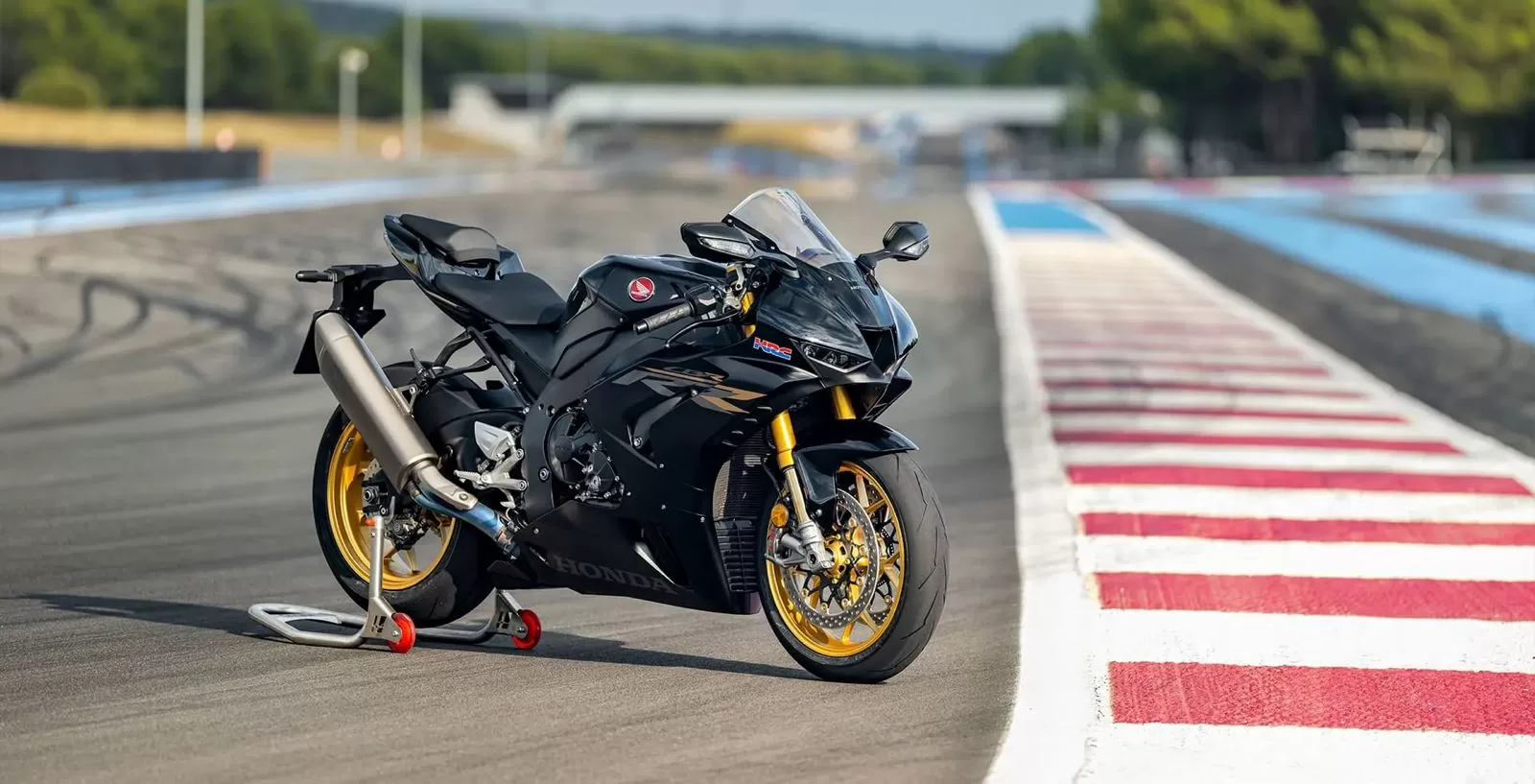 A Honda CBR 1000RR-R Fireblade SP destaca-se pela performance focada em pistas. Seu motor de 999 cc oferece alta potência, enquanto a tecnologia reflete a experiência da marca no MotoGP.