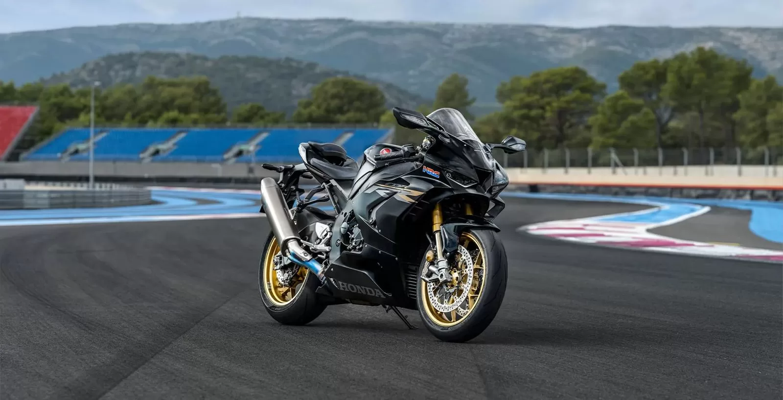 Com preço inicial de R$ 193.500, a Fireblade SP oferece garantia de três anos e assistência em países da América do Sul. Um pacote que combina performance e suporte abrangente.