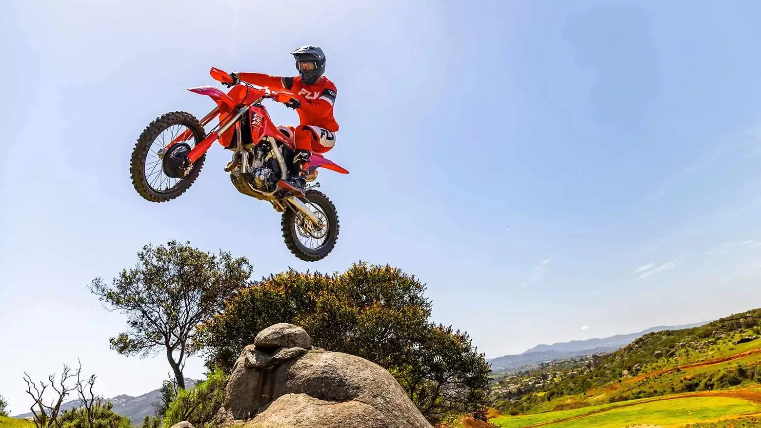 Sem homologação para vias públicas, a CRF 250R é destinada exclusivamente ao ambiente off-road. Ausente de itens obrigatórios, é ideal para uso em trilhas e competições.