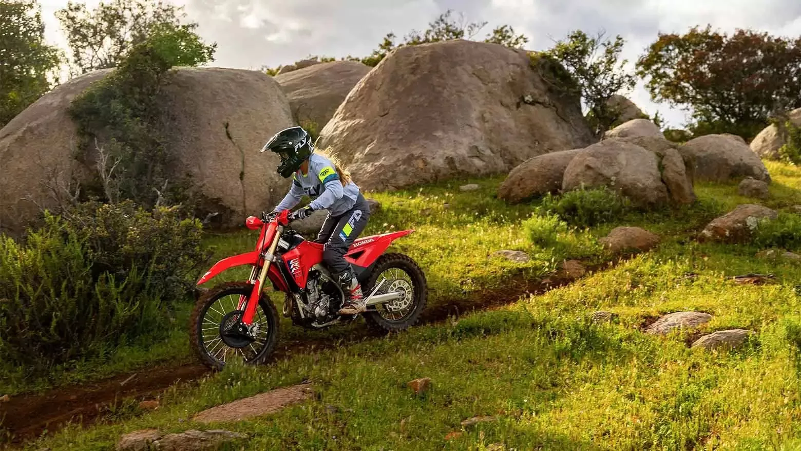 A CRF 250R 2025 é uma opção para competições de motocross, oferecendo desempenho e controle em ambientes off-road, mas não é adequada para uso em ruas e rodovias devido à falta de homologação.