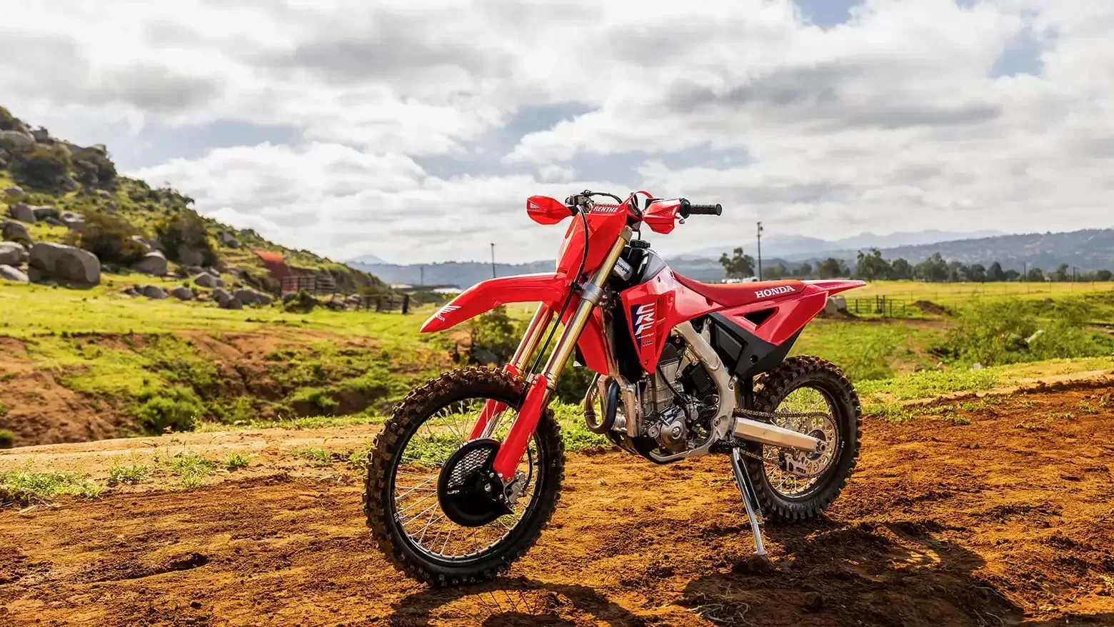 A CRF 450R 2025 inclui o Honda Selectable Torque Control com três níveis ajustáveis. A versão RX, voltada ao enduro, oferece mapeamento eletrônico exclusivo para terrenos desafiadores.