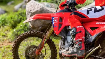 Honda CRF 450R 2025: Tecnologia e Desempenho para o Cenário Off-Road