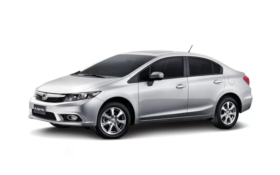 O Honda Civic 2014 possui motor flex 1.8 de 140 cv ou 2.0 de 155 cv, ambos com bom desempenho. O câmbio automático ou manual oferece tração dianteira, ideal para uso urbano e rodoviário.