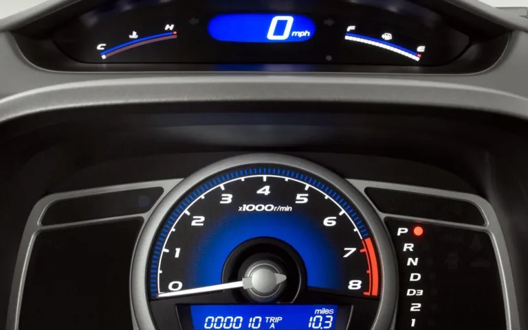 Guia de Usados: Honda Civic LXL SE 1.8 AT 2011 é um sedan automático pronto para encarar a estrada