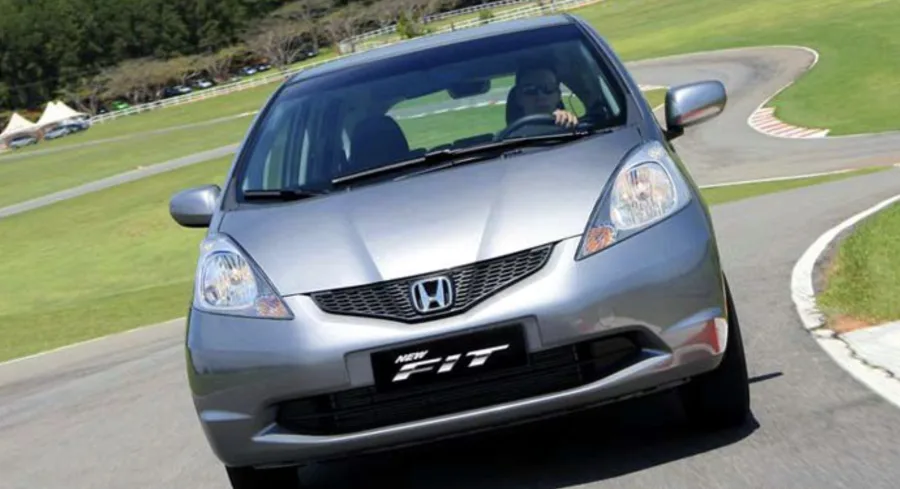 Honda Fit EX 2014, compacto com motor 1.5 automático, é conhecido pela confiabilidade e manutenção simples, sendo uma opção prática para o uso diário e trajetos urbanos.