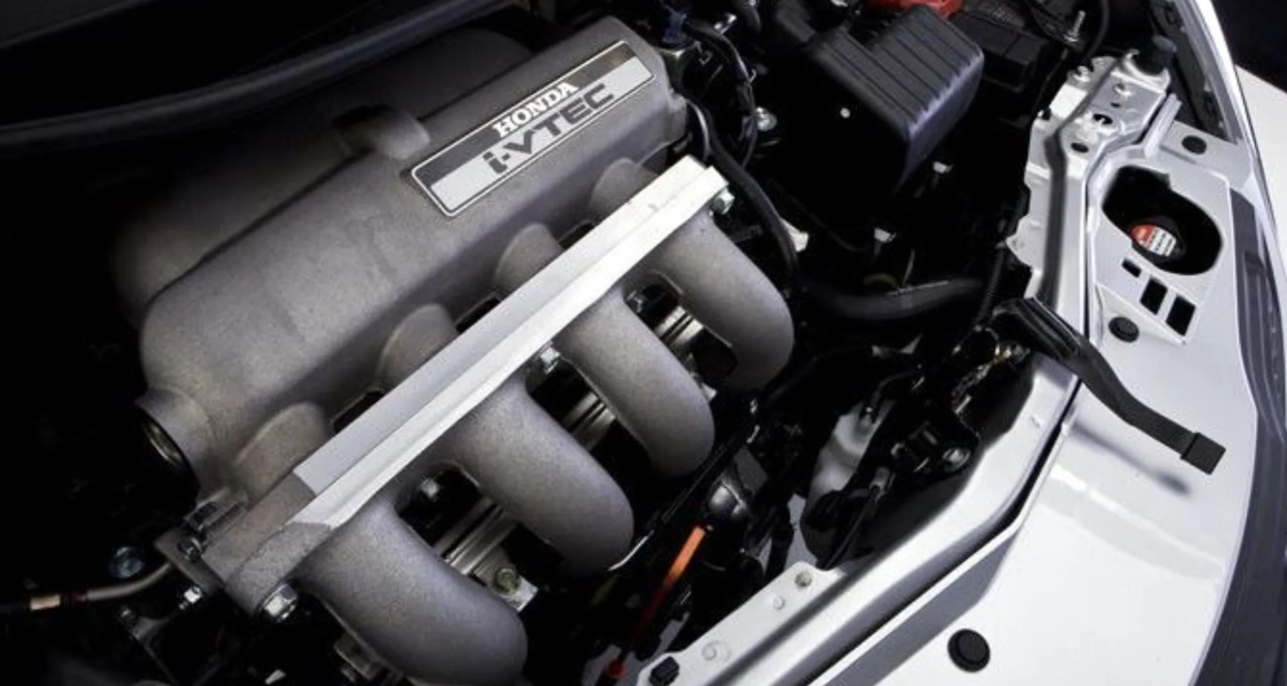 O motor 1.4 i-VTEC flex entrega até 101 cv e combina melhor com cidade, onde economia e confiabilidade pesam mais que arrancadas fortes ou ultrapassagens rápidas.