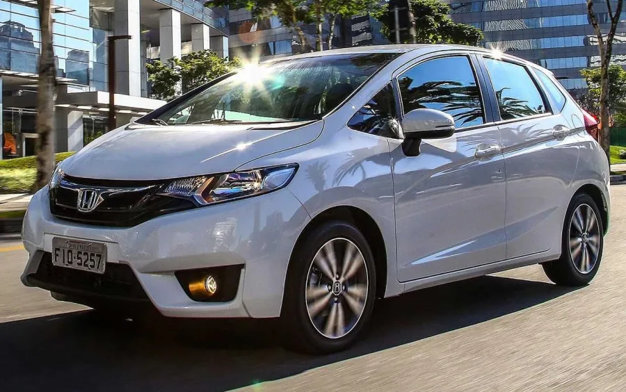 O Honda Fit EXL 1.5 AT 2017 é uma boa opção para quem busca um carro compacto e versátil no mercado de usados, com destaque para a economia de combustível e o espaço interno ajustável.