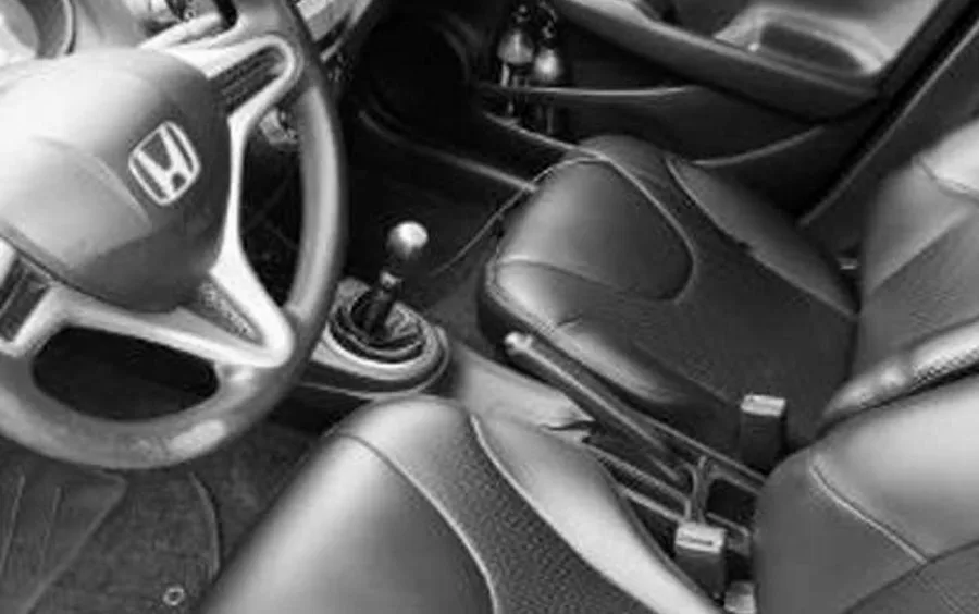 Equipamentos de segurança incluem airbags frontais, ISOFIX e travas centralizadas. Conforto com ar-condicionado, vidros e retrovisores elétricos, além de bancos traseiros rebatíveis.