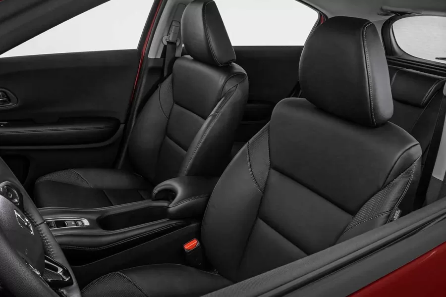 Freios ABS, airbags frontais e laterais, controle de estabilidade, controle de tração, ISOFIX, ar-condicionado automático, bancos de couro, GPS e multimídia com Bluetooth.