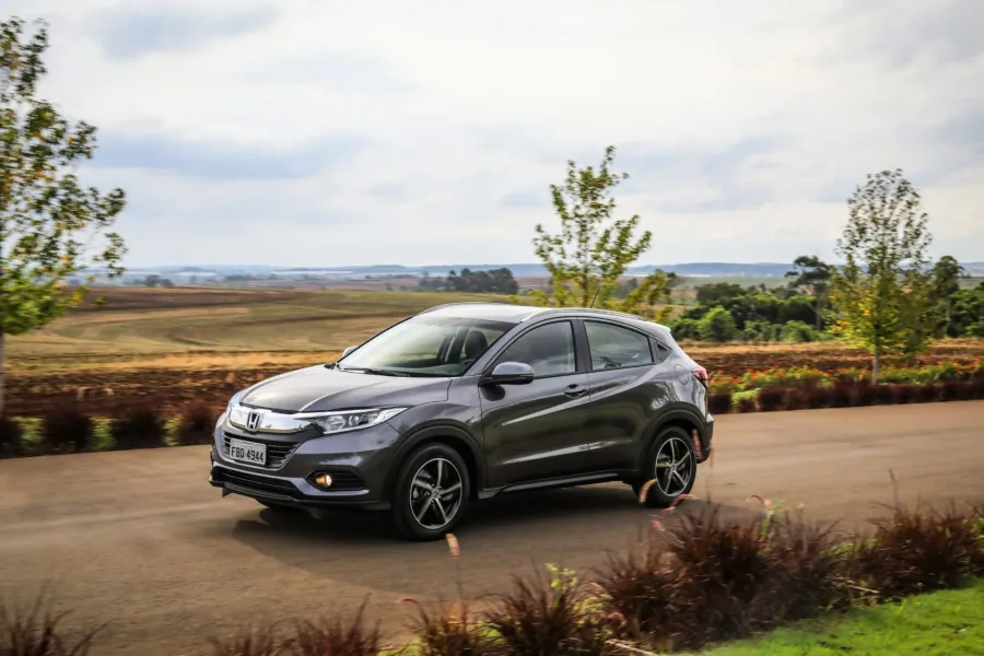 O Honda HR-V EXL 1.8 2019 usado é uma opção versátil, com espaço interno eficiente e bom desempenho para o uso urbano e viagens. É confiável, mas possui consumo apenas mediano.