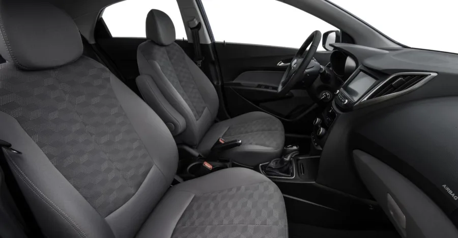 Interior acomoda até 5 ocupantes com conforto. Destaques: ar-condicionado, direção assistida, airbags, ABS, ISOFIX e sensores de estacionamento traseiro.