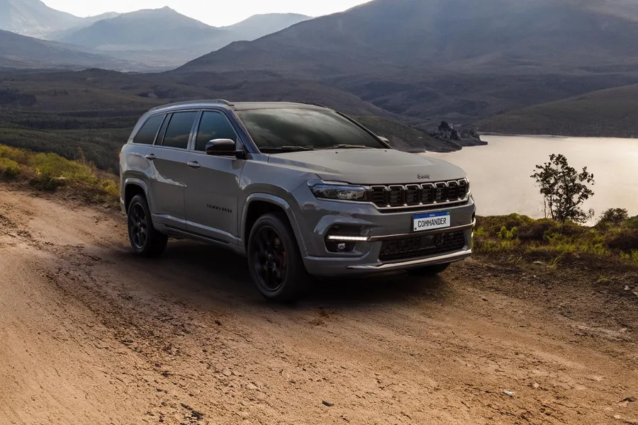 O Jeep Commander Blackhawk 2025 combina potência com capacidade para sete ocupantes. Seu motor 2.0 turbo oferece desempenho ágil, acelerando de 0 a 100 km/h em apenas sete segundos.