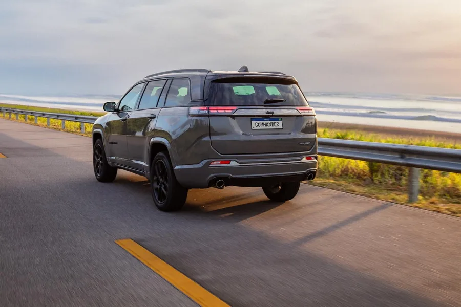 O Jeep Commander é ideal para viagens médias com conforto, potência e tecnologia, mas pode não ser a melhor escolha para grupos grandes devido às limitações no espaço interno.