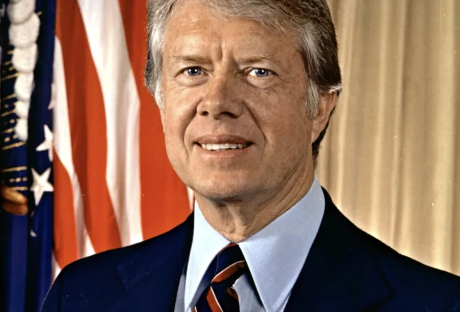 Jimmy Carter, presidente entre 1977 e 1981, adotou políticas energéticas para enfrentar a crise, promovendo eficiência automotiva e redução da dependência de combustíveis fósseis.