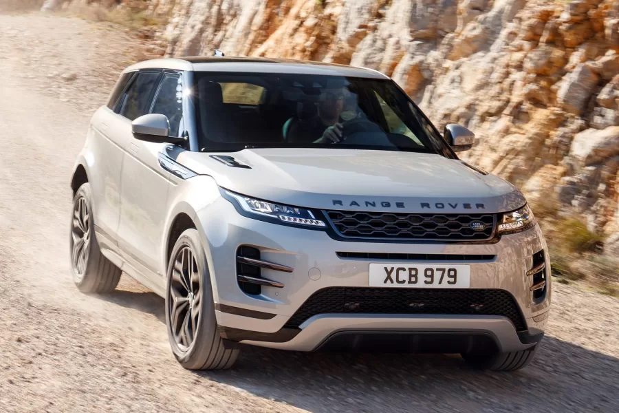 O Evoque HSE R-Dynamic 2020 combina design arrojado e luxo. Equipado com motor 2.0 turbo de 300 cv, oferece boa potência, aceleração ágil e desempenho impressionante.