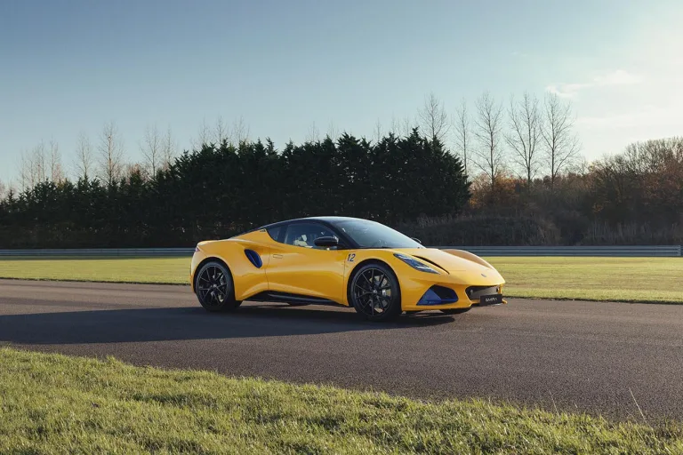 Lotus Emira celebra Ayrton Senna com edição especial limitada