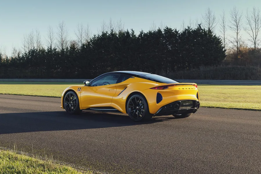 Com motor 2.0 turbo de 365 cv, o Emira acelera de 0 a 100 km/h em 4,5 segundos, garantindo uma experiência emocionante que une performance moderna ao legado da Lotus.