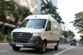 Mercedes-Benz apresenta eSprinter elétrica com motor mais potente que versão a diesel