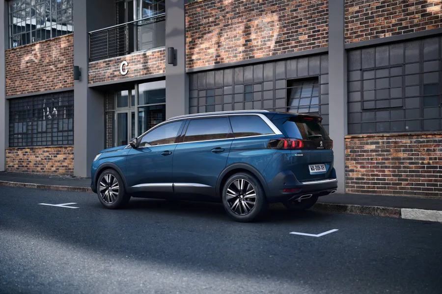 Peugeot 5008: SUV de sete lugares, 4,79 metros e entre-eixos de 2,90 metros. Versões elétricas e híbridas trazem maior espaço e potência, ideal para famílias.