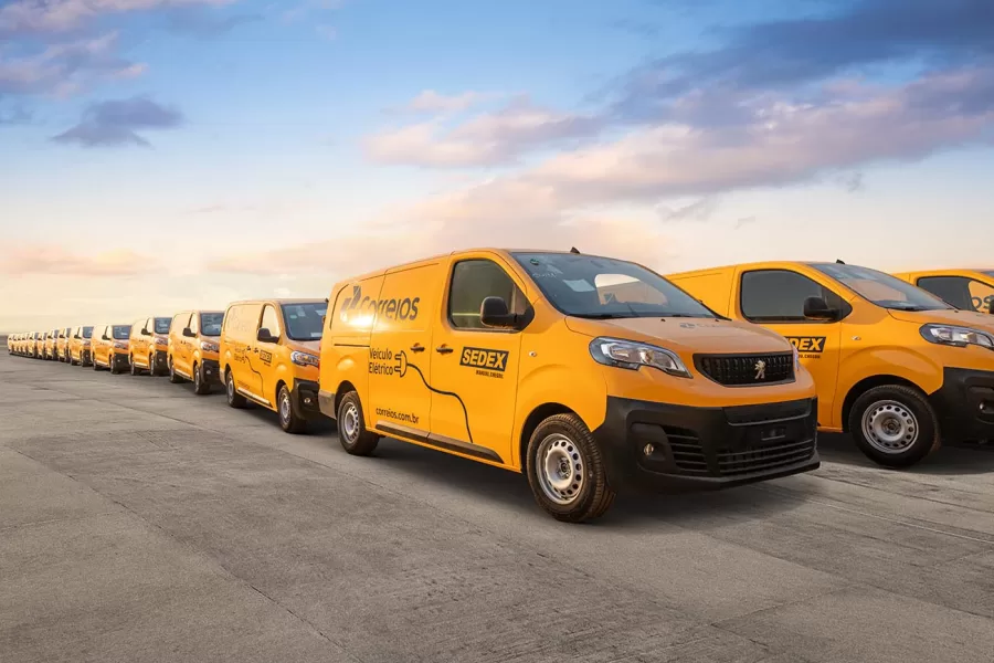 Correios recebem 50 veículos elétricos Peugeot e-Expert para entregas de última milha em estados como São Paulo, Rio de Janeiro e Minas Gerais. Parceria é parte do plano estratégico da estatal.