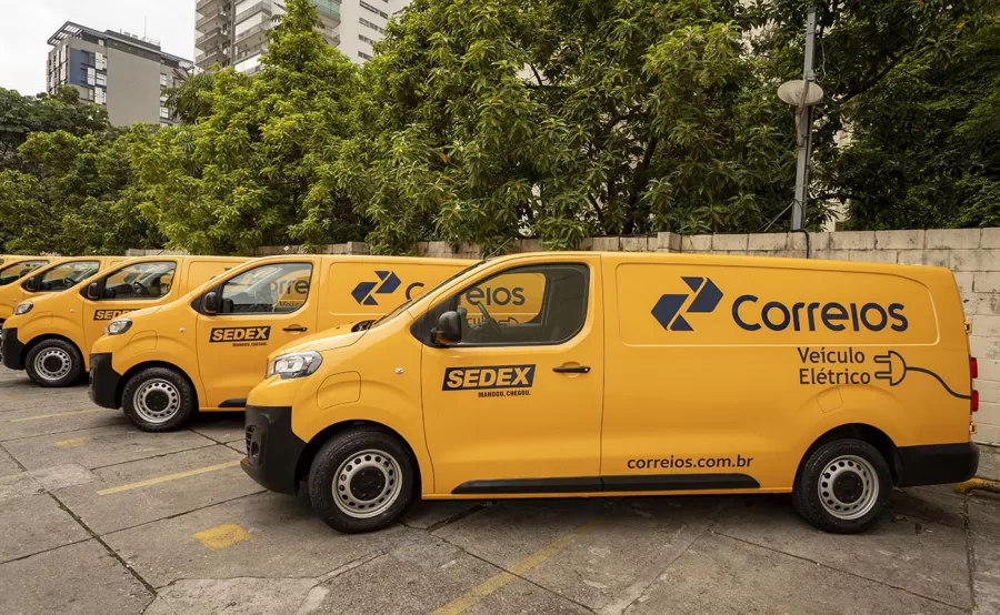 Os veículos entregues foram personalizados para atender às demandas dos Correios. Contam com sistema de recarga inteligente, revestimento interno reciclável e autonomia de até 289 quilômetros.