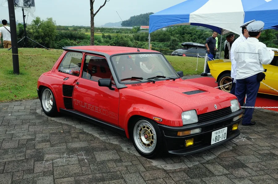 O Renault 5 Turbo dos anos 80 era um monstro compacto. Motor central, 156 cv e design brutal. Um hatch explosivo que dominava as pistas e arrancava suspiros nas ruas. Puro espírito rebelde! - Foto: contri / Flickr