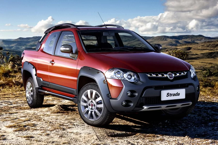 A Fiat Strada 2016 oferece versatilidade com versões Working, Trekking e Adventure. Com cabines simples, estendida e dupla, atende desde necessidades comerciais até o uso ocasional para lazer.