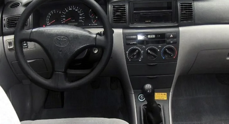 Peças amplamente disponíveis e manutenção simples ajudam a manter o Corolla 2002 rodando por muitos anos sem custos altos.