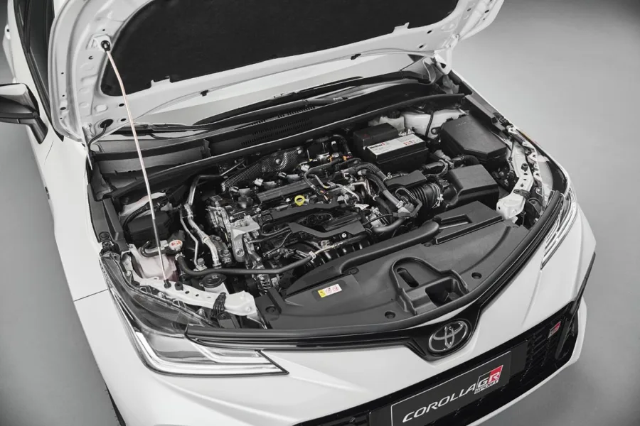 Na motorização híbrida flex, o Corolla combina um motor 1.8L com dois motores elétricos, oferecendo potência combinada de 122 cv, redução no consumo de combustível e menores emissões de CO₂.