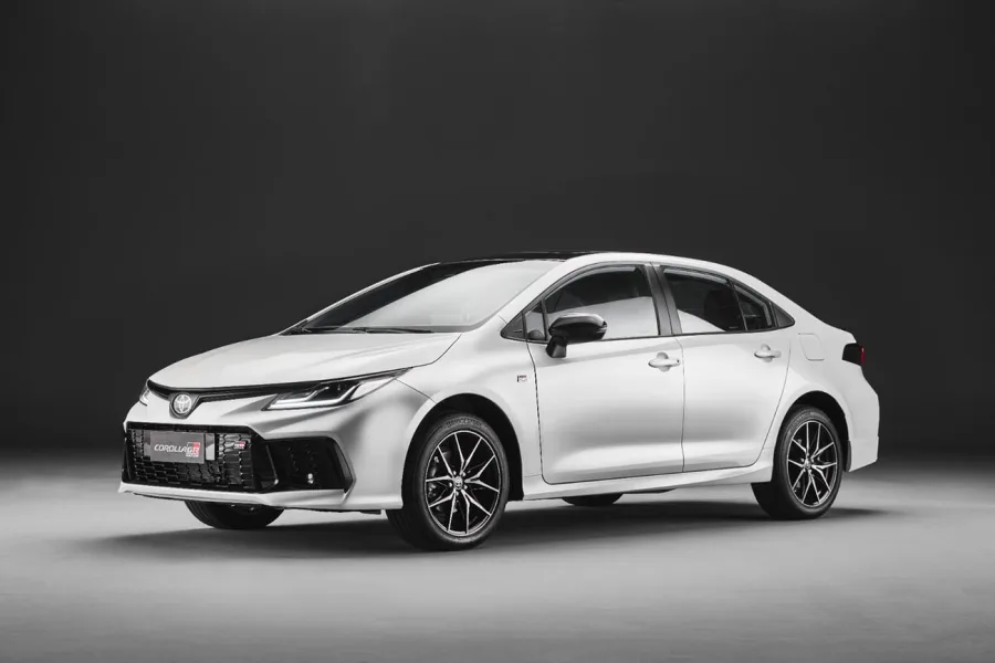 O Toyota Corolla 2025 apresenta novidades no design da versão GR-Sport, com para-choques redesenhados, rodas de 17 polegadas e lanternas com acabamento escurecido, destacando sua identidade exclusiva.