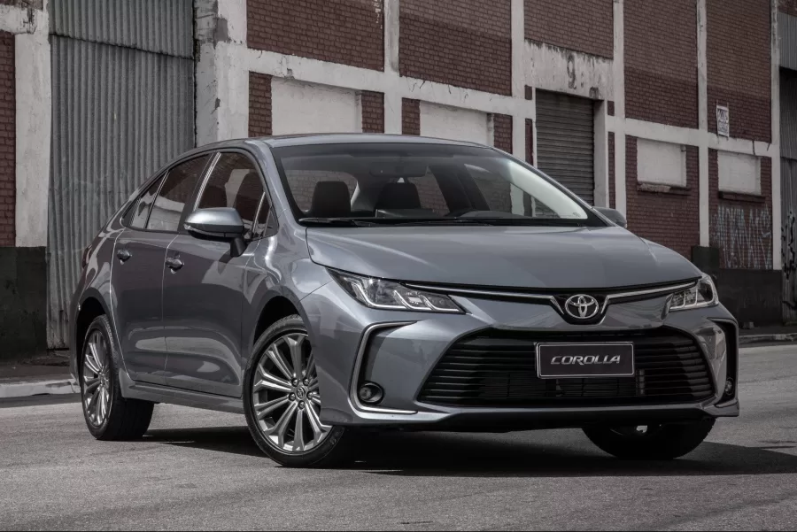 O Toyota Corolla 2020 usado oferece cinco versões: GLi, XEi, Altis Premium (2.0 CVT) e Altis Hybrid/Premium (1.8 híbrido e-CVT). Ideal para diferentes usos, de trabalho a viagens, com consumo eficiente.