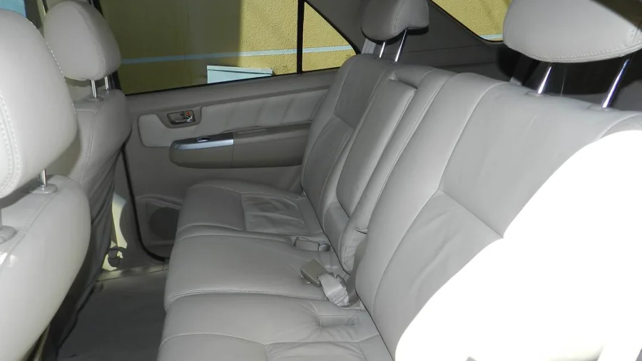 O interior acomoda 7 pessoas com conforto, traz bancos em couro, ar-condicionado automático e porta-malas de até 500 litros, além de acabamento durável.