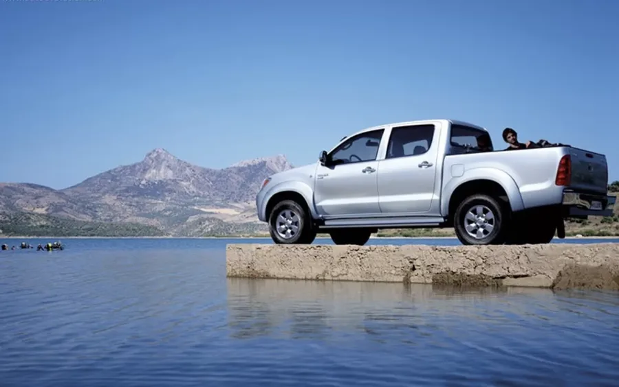 A ausência da tração 4x4 torna a Hilux SRV 2007 mais acessível em consumo e manutenção. É uma escolha prática para quem não enfrenta condições severas no dia a dia.