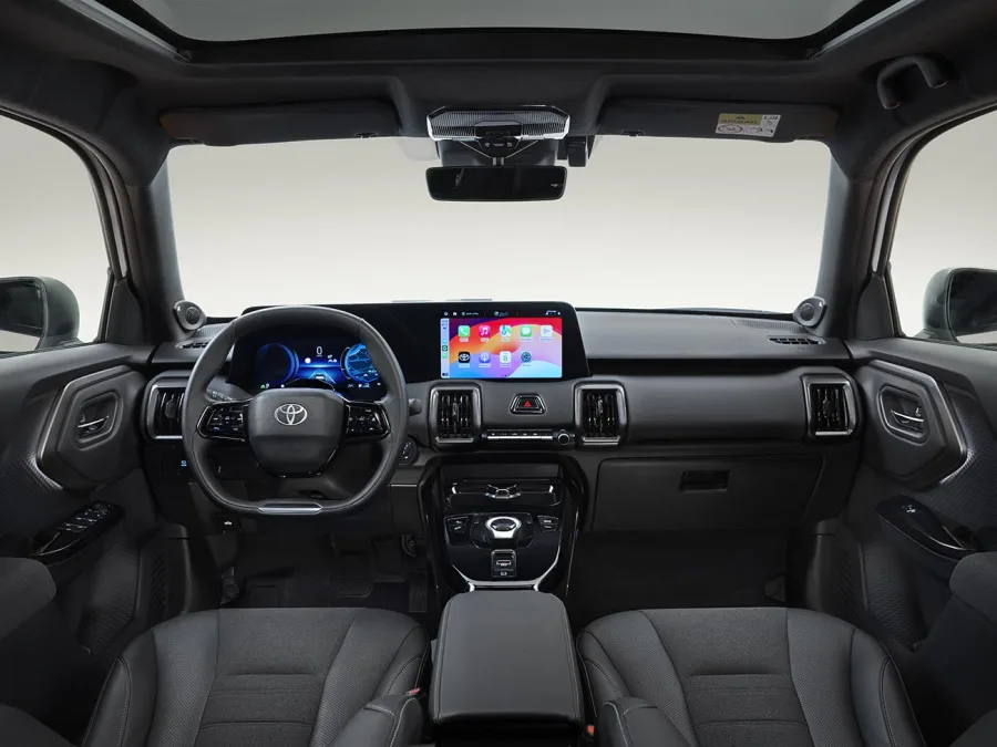 O interior possui painel digital, telas de até 10,25 polegadas e controles físicos. A tecnologia inclui conectividade constante e atualizações remotas para um uso prático.