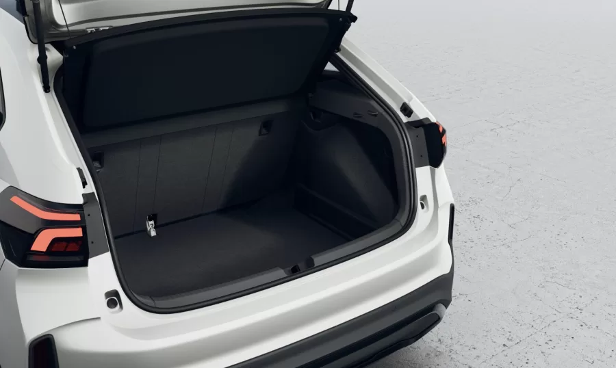 O porta-malas de 415 litros é um dos pontos fortes do Nivus, comporta bagagem de viagens e compras grandes sem esforço, algo que pesa na decisão de quem usa o carro todo dia.