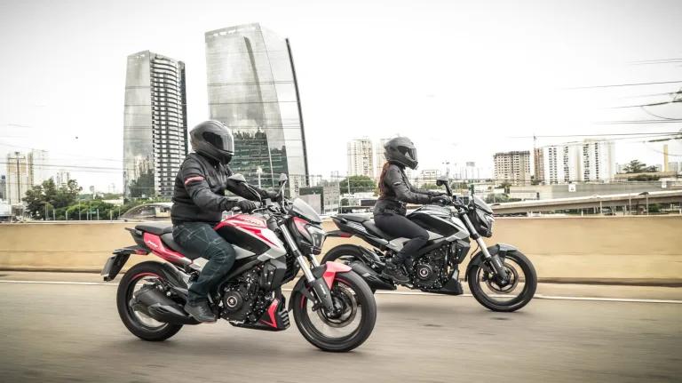 Bajaj Dominar 250 2025: moto indiana desafia Honda Twister e Fazer com 27 cv, mas tem tanque menor e consumo maior