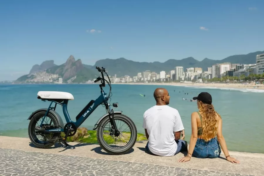 A bicicleta Lev x Parley combina materiais sustentáveis, como fibra de abacaxi e plástico reciclado, promovendo a redução de resíduos e incentivando práticas ambientais responsáveis.