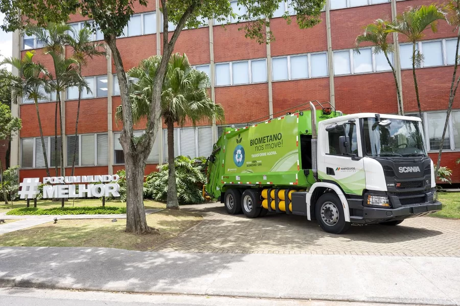 Scania entrega caminhões movidos a biometano para a Marquise Ambiental, ampliando o uso de combustíveis renováveis em Fortaleza e Osasco. Veículos destacam redução de emissões.