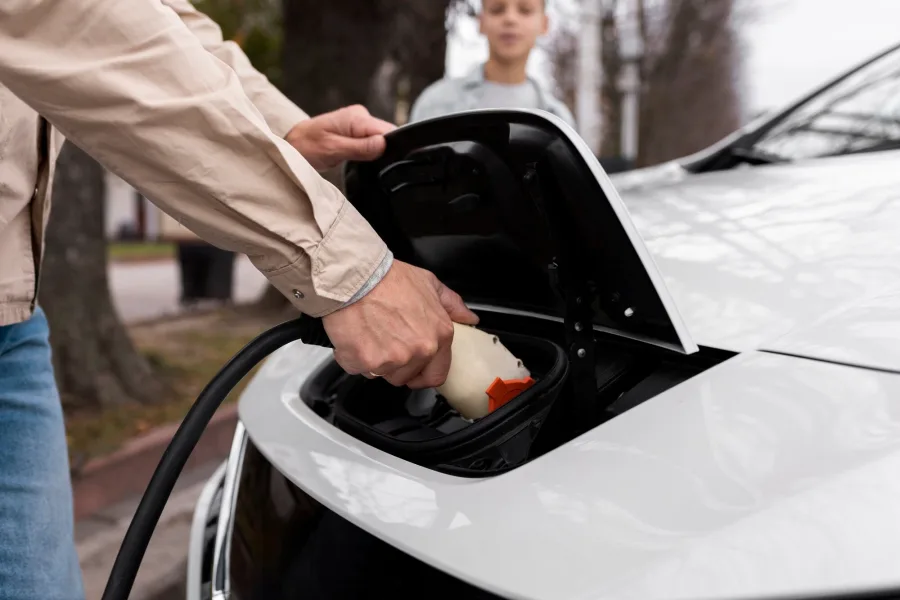 Estudo realizado pela DEKRA revelou que baterias de carros elétricos mantêm mais de 90% da capacidade, mesmo após altas quilometragens, desmistificando preocupações de consumidores.