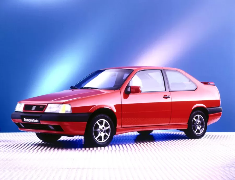 Introduzido em 1991, marcou a entrada da Fiat no segmento de sedãs médios. Teve versões esportivas como o Tempra Turbo, oferecendo mais conforto e desempenho.