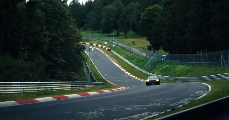 O apelido “Inferno Verde” foi dado por Jackie Stewart nos anos 1960, destacando o perigo da pista cercada por florestas densas e curvas cegas.